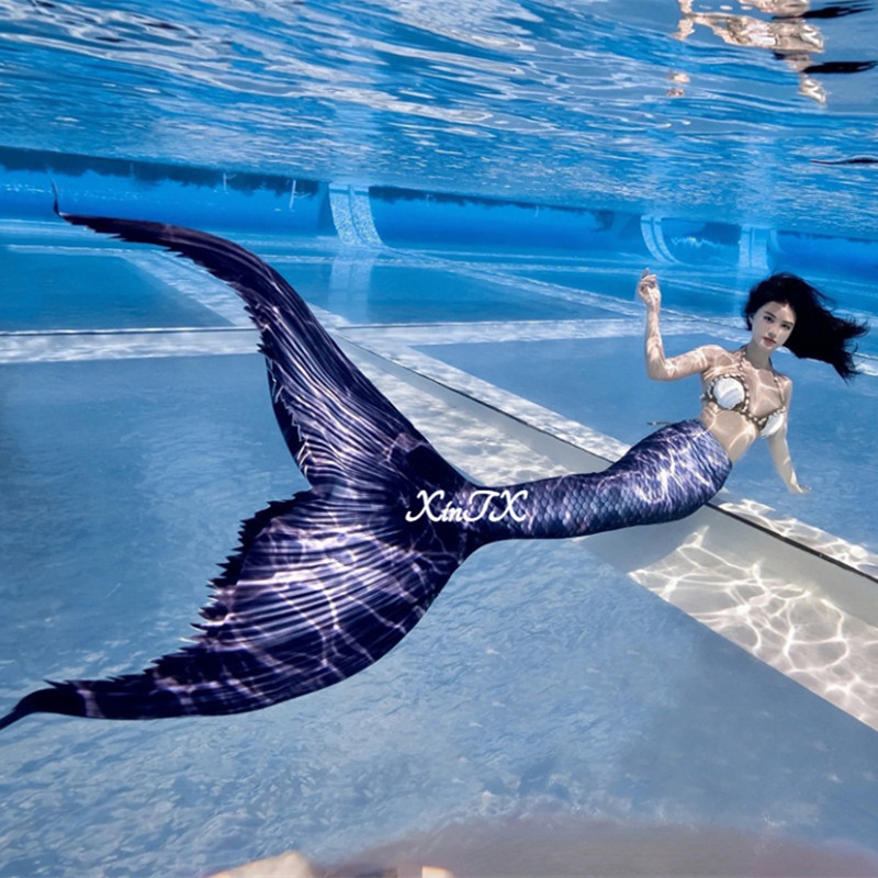 Aquarium & Marine Museum Universiti Malaysia Sabah Kota Kinabalu Sabah - Volwassen zeemeerminstaart zwempak zwemmende zeemeerminoren cosplay
